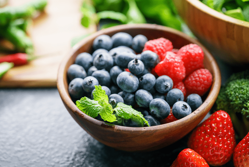 Bluberries and raspberries in bowl